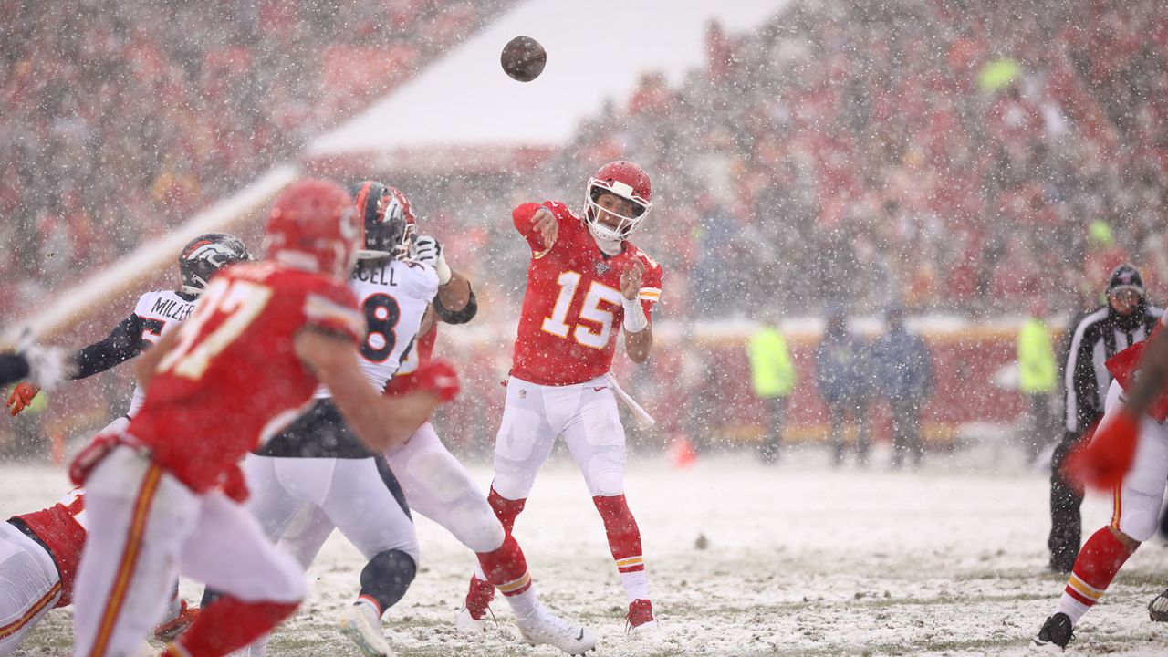 Chiefs roll to 23-3 victory over Broncos at snowy Arrowhead - The San Diego  Union-Tribune