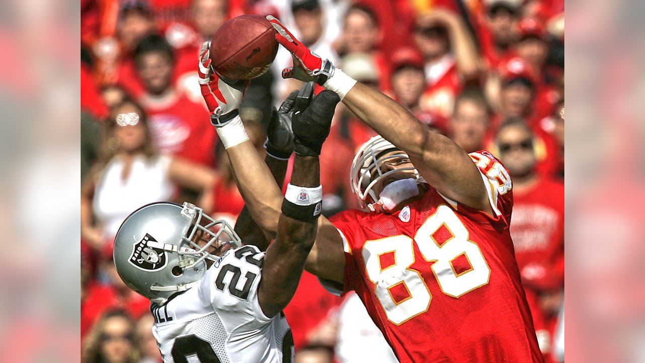 Tony Gonzalez tells us whether he or Travis Kelce is the best