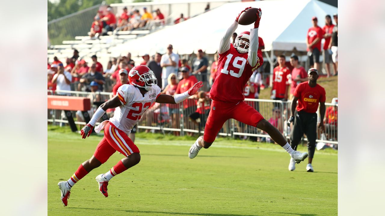 LOOK: Chiefs safety Justin Reid hits a 65-yard field goal in practice at  training camp 