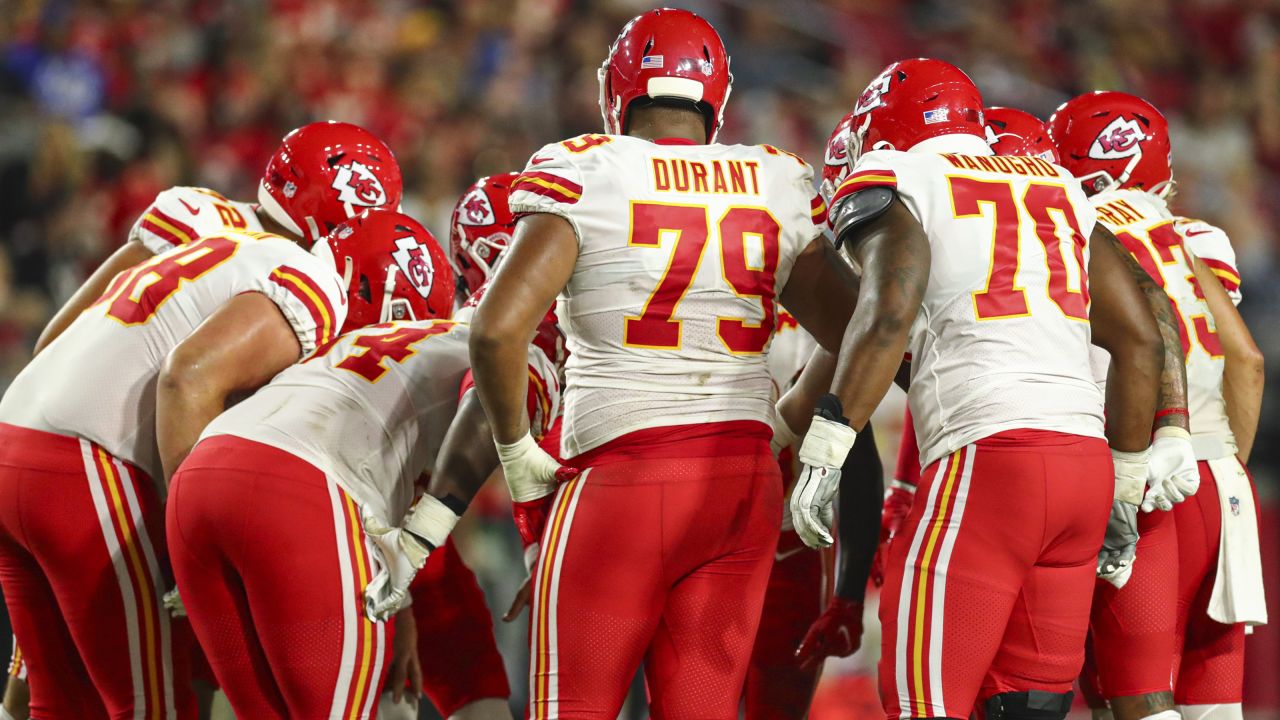 Henne, Buechele throw TD passes, Chiefs beat Cardinals 17-10