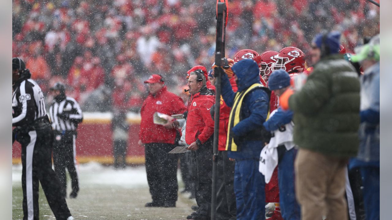 Chiefs roll to 23-3 victory over Broncos at snowy Arrowhead - The