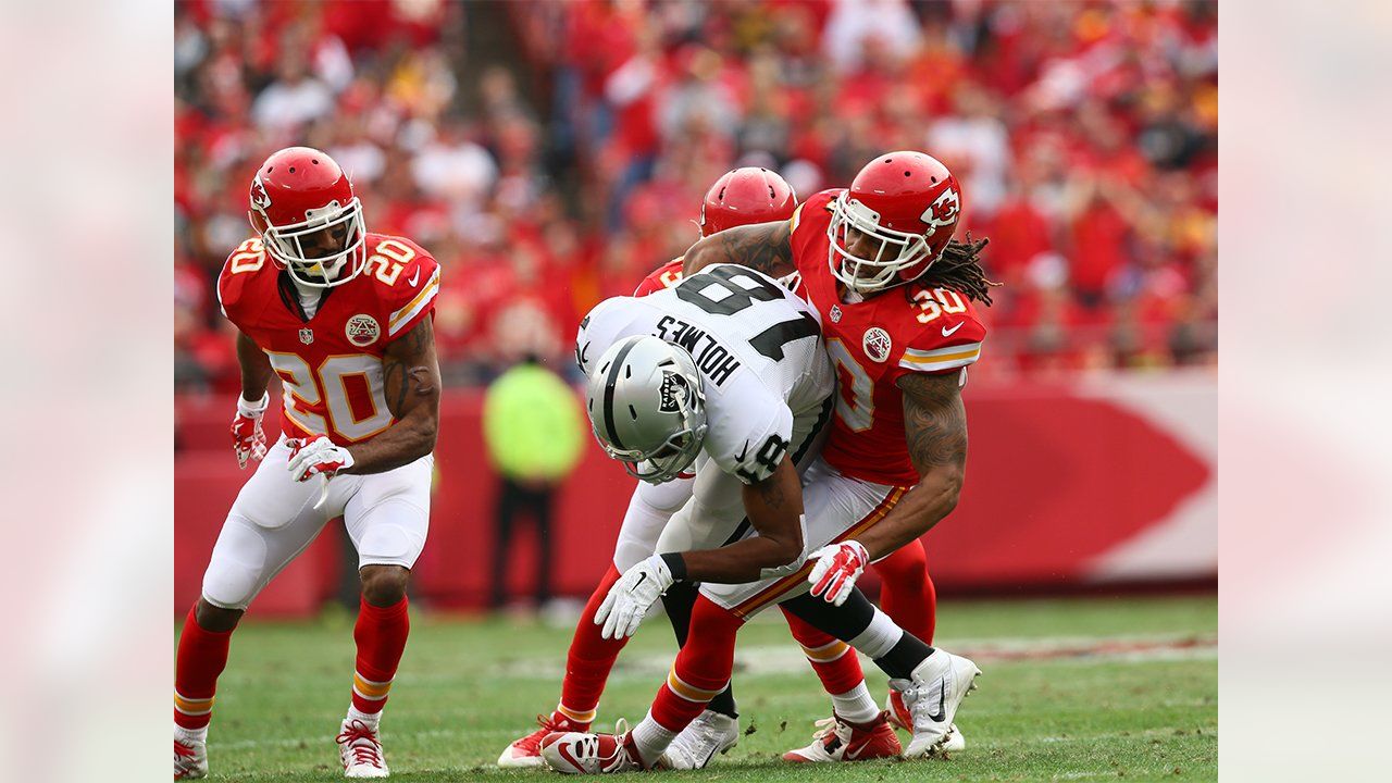 Kansas City Chiefs wide receiver Dwayne Bowe (R) catches a pass