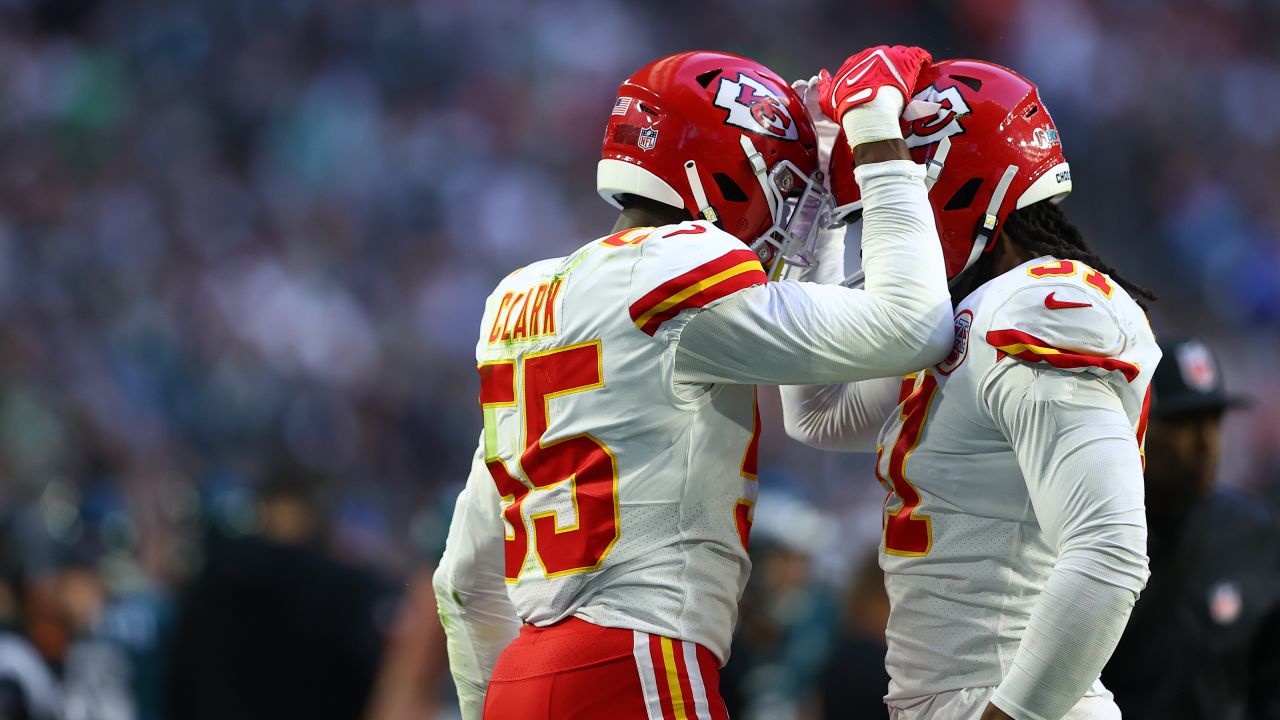 Chiefs win Super Bowl LVII; NFL world reacts to Mahomes' comeback, late  flag