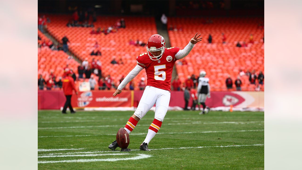 Kansas City Chiefs Dante Hall (L) gained 26 yards on a punt return