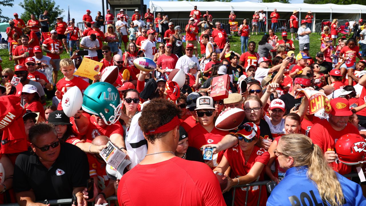 Mahomes reppin' the KC Monarchs at his training camp arrival