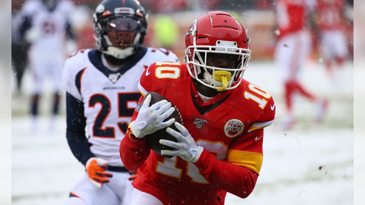 Chiefs roll to 23-3 victory over Broncos at snowy Arrowhead - The San Diego  Union-Tribune