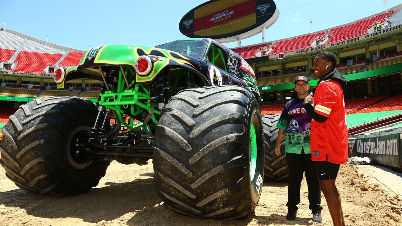 001_2019_MonsterJam_SurpriseDelight