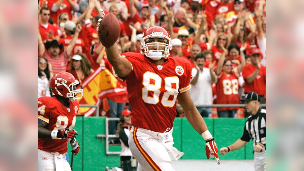 Travis Kelce pays tribute to Tony Gonzalez on Red Friday