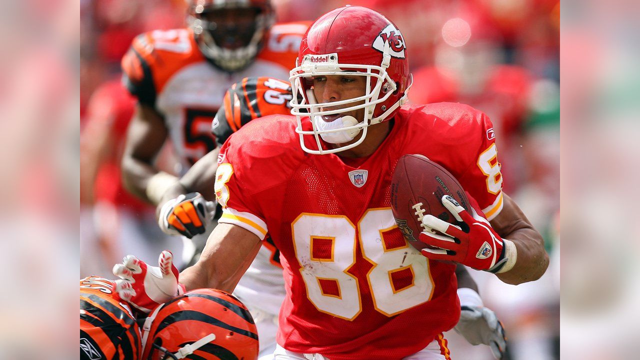 Travis Kelce pays tribute to Tony Gonzalez on Red Friday