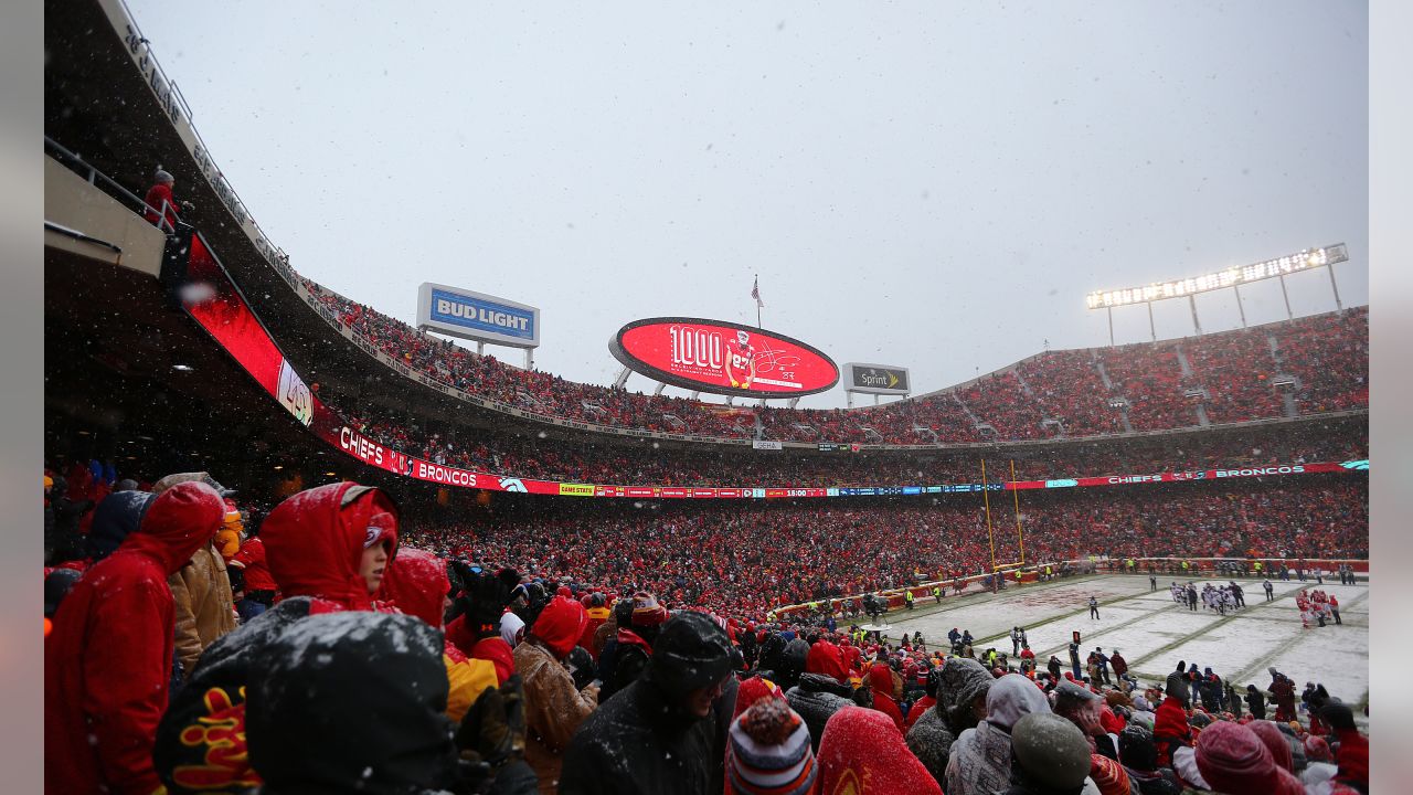 Chiefs roll to 23-3 victory over Broncos at snowy Arrowhead - The San Diego  Union-Tribune