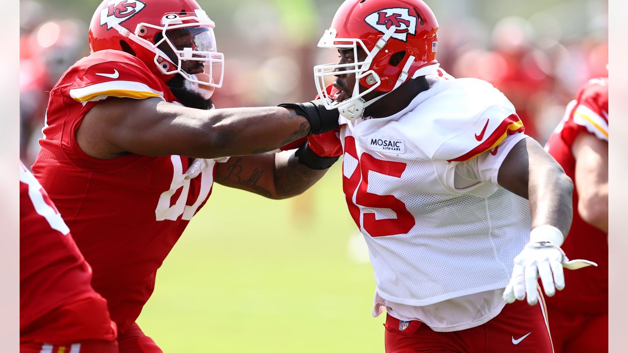 Super Bowl champion Chiefs hold hot, tough practice in 1st day of pads –  NewsNation