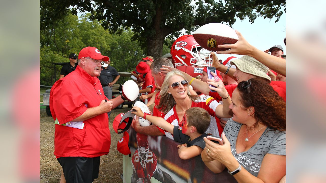 Chiefs to bar fan interaction with players at training camp