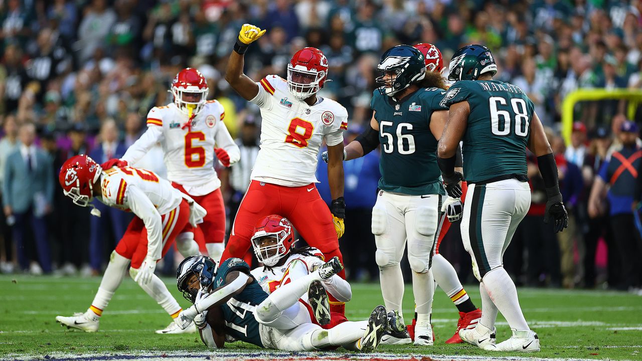 I hate how in Super Bowl 56, State Farm Stadium still has the Arizona  Cardinals banner around the stadium when it should be the logo for the Super  Bowl. Oh, and can