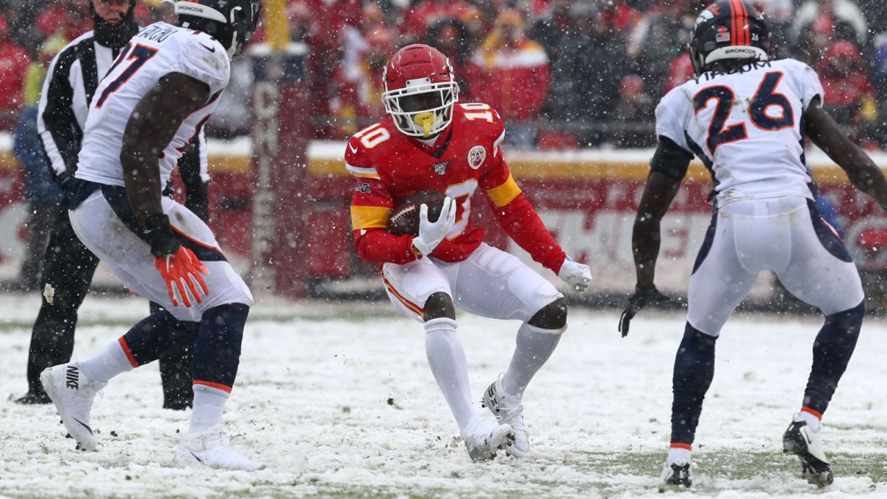 Chiefs roll to 23-3 victory over Broncos at snowy Arrowhead - The San Diego  Union-Tribune