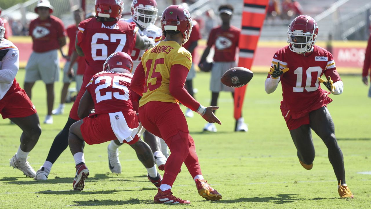 Kansas City Chiefs defensive tackle Khalen Saunders watches a drill during  NFL football training camp Thursday, Aug. 11, 2022, in St. Joseph, Mo. (AP  Photo/Charlie Riedel Stock Photo - Alamy