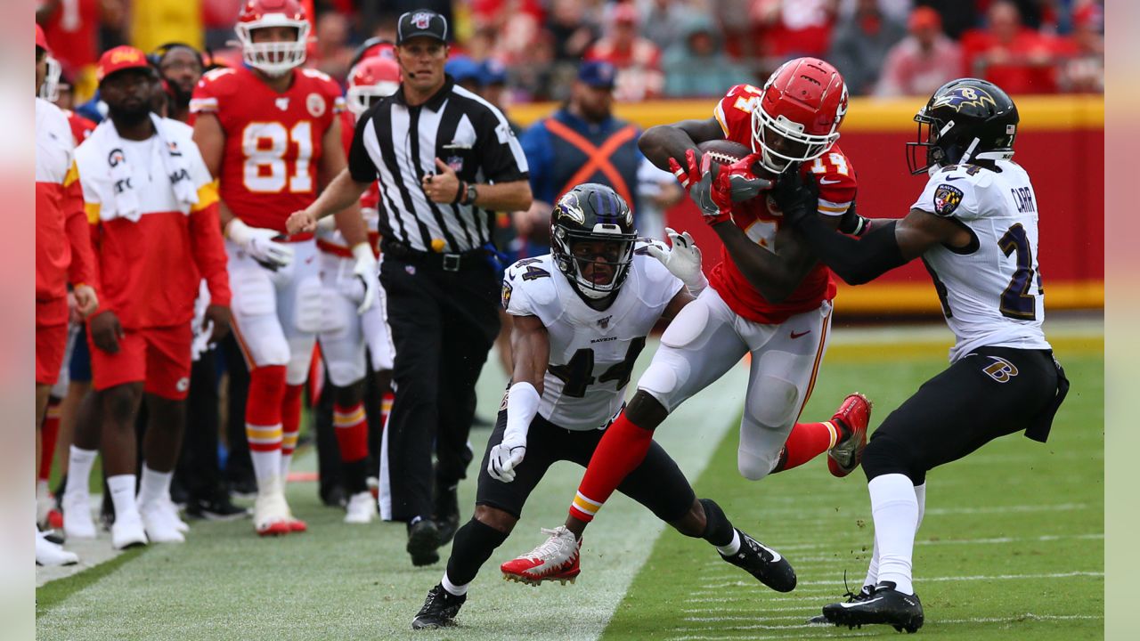 Kansas City, USA. 26th Sep, 2021. Los Angeles Chargers wide receiver Mike  Williams (81) catches the ball for a touchdown ahead of Kansas City Chiefs  free safety Tyrann Mathieu (32) at GEHA