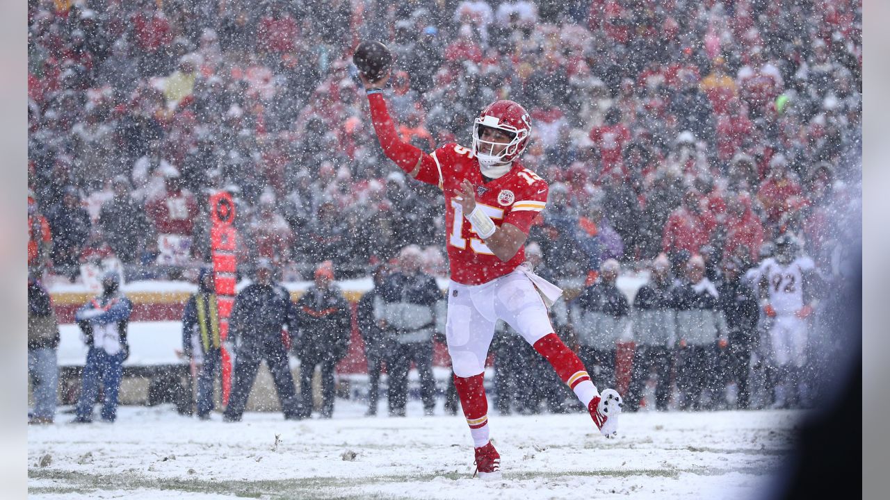 Chiefs roll to 23-3 victory over Broncos at snowy Arrowhead - The