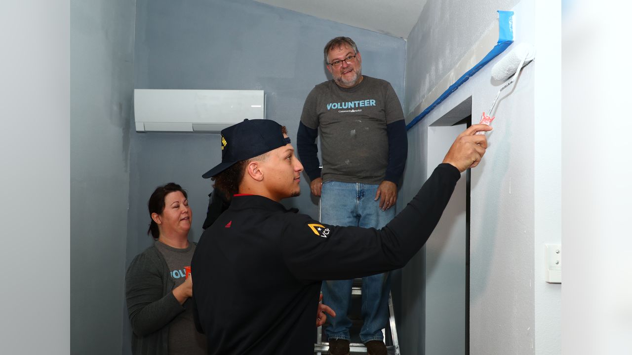 Patrick Mahomes partners with Community America in their initave to help build new tiny homes for homeless veterans.