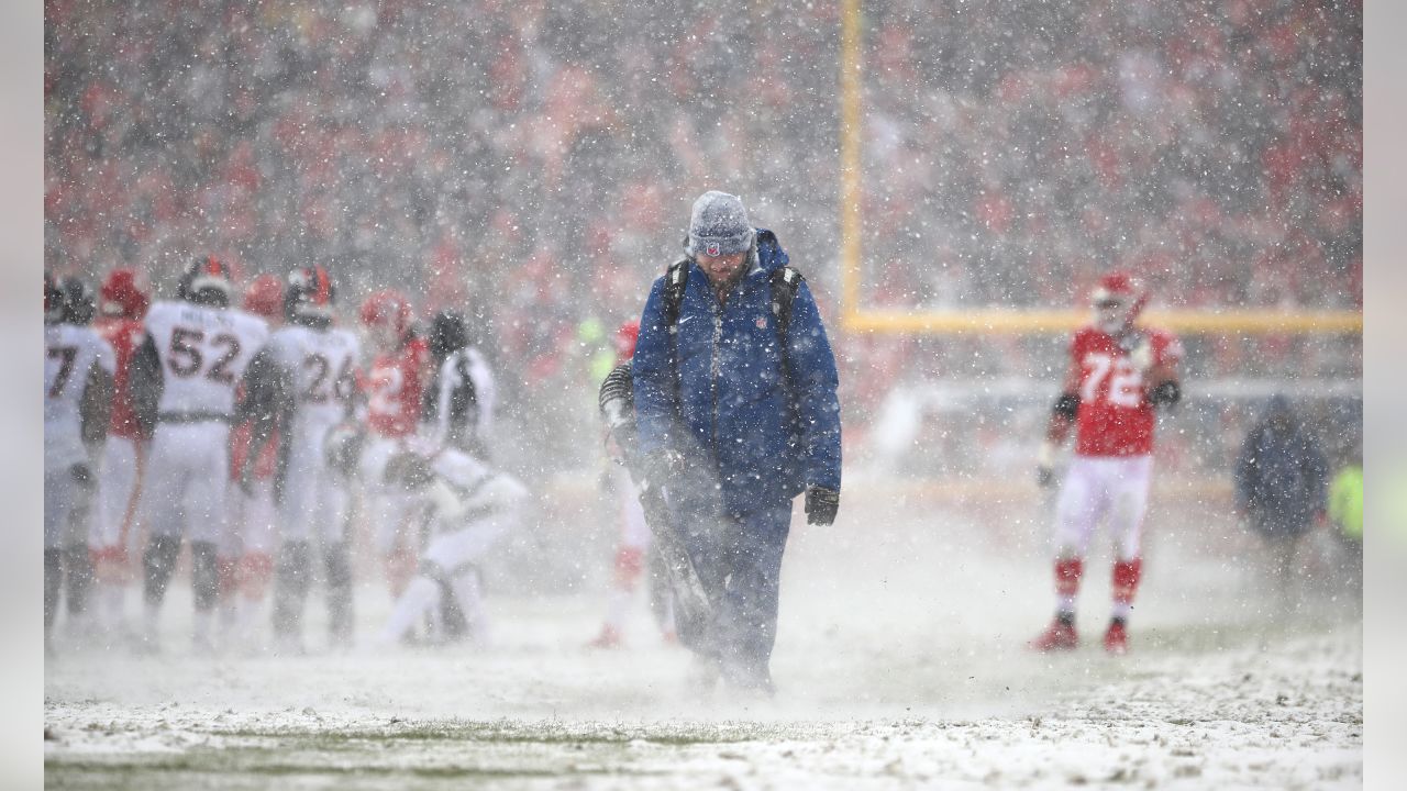 FINAL: Chiefs plow over Broncos 23-3 at snowy Arrowhead