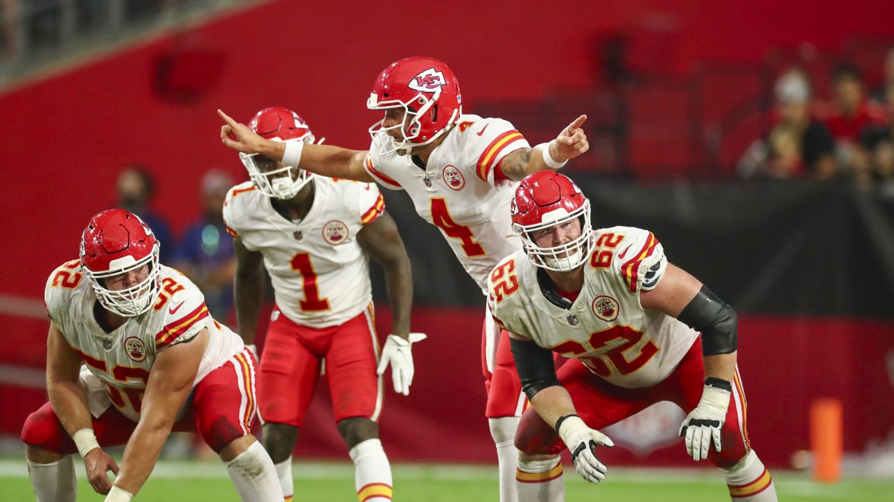 Henne, Buechele throw TD passes, Chiefs beat Cardinals 17-10 for second  preseason win