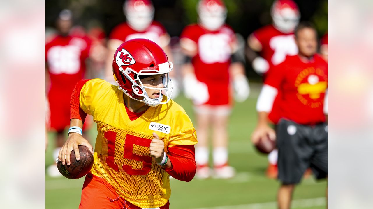 Chiefs QB Patrick Mahomes gives standouts at training camp