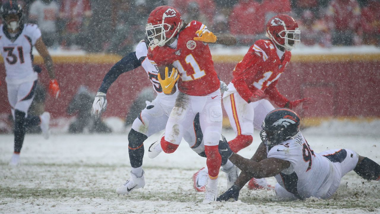 FINAL: Chiefs plow over Broncos 23-3 at snowy Arrowhead