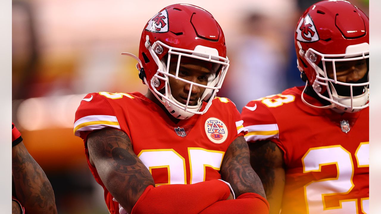 Helmet Stalker on X: The Kansas City Chiefs will be the first team since  the 1993-1994 Buffalo Bills to enter the Super Bowl wearing red helmets.   / X