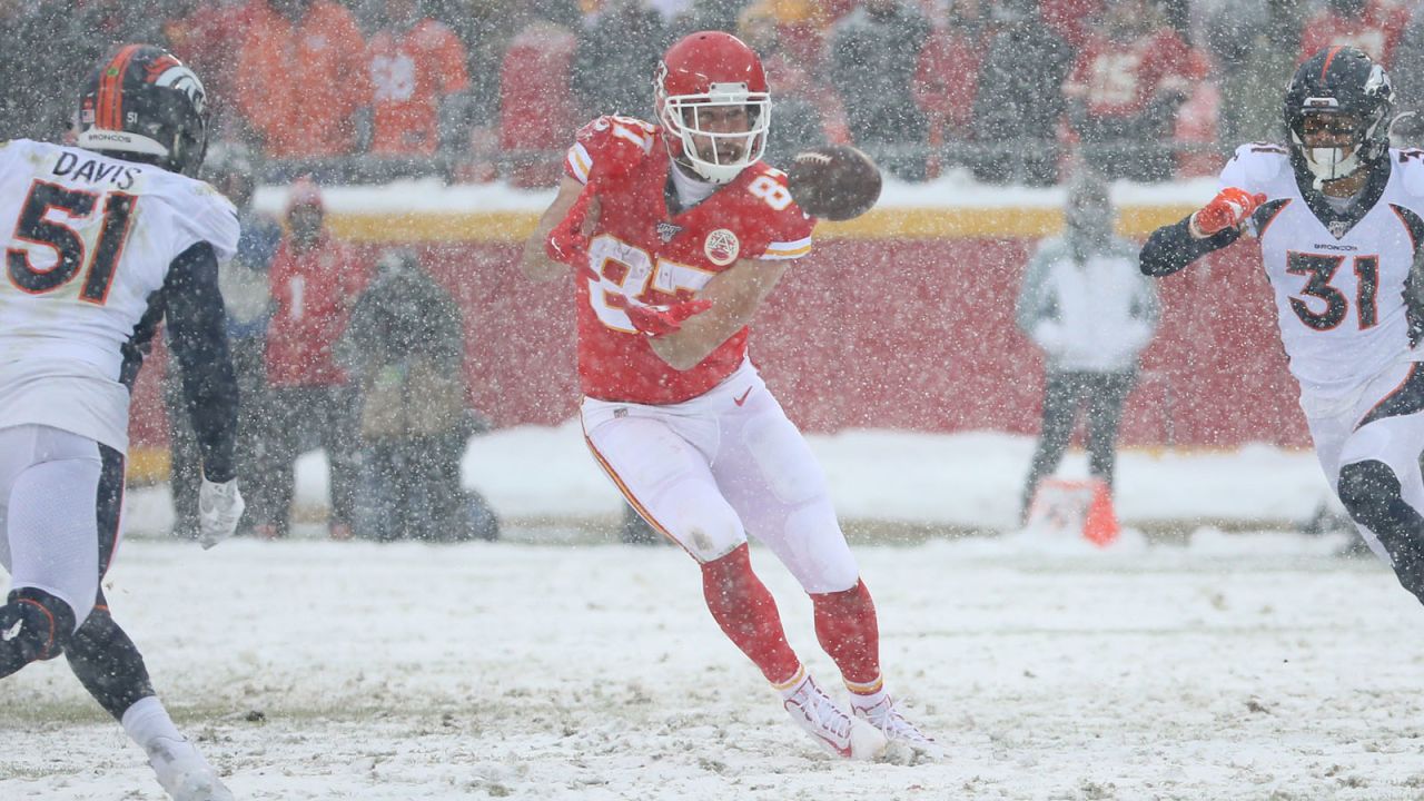 FINAL: Chiefs plow over Broncos 23-3 at snowy Arrowhead