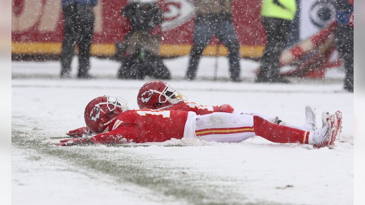 FINAL: Chiefs plow over Broncos 23-3 at snowy Arrowhead