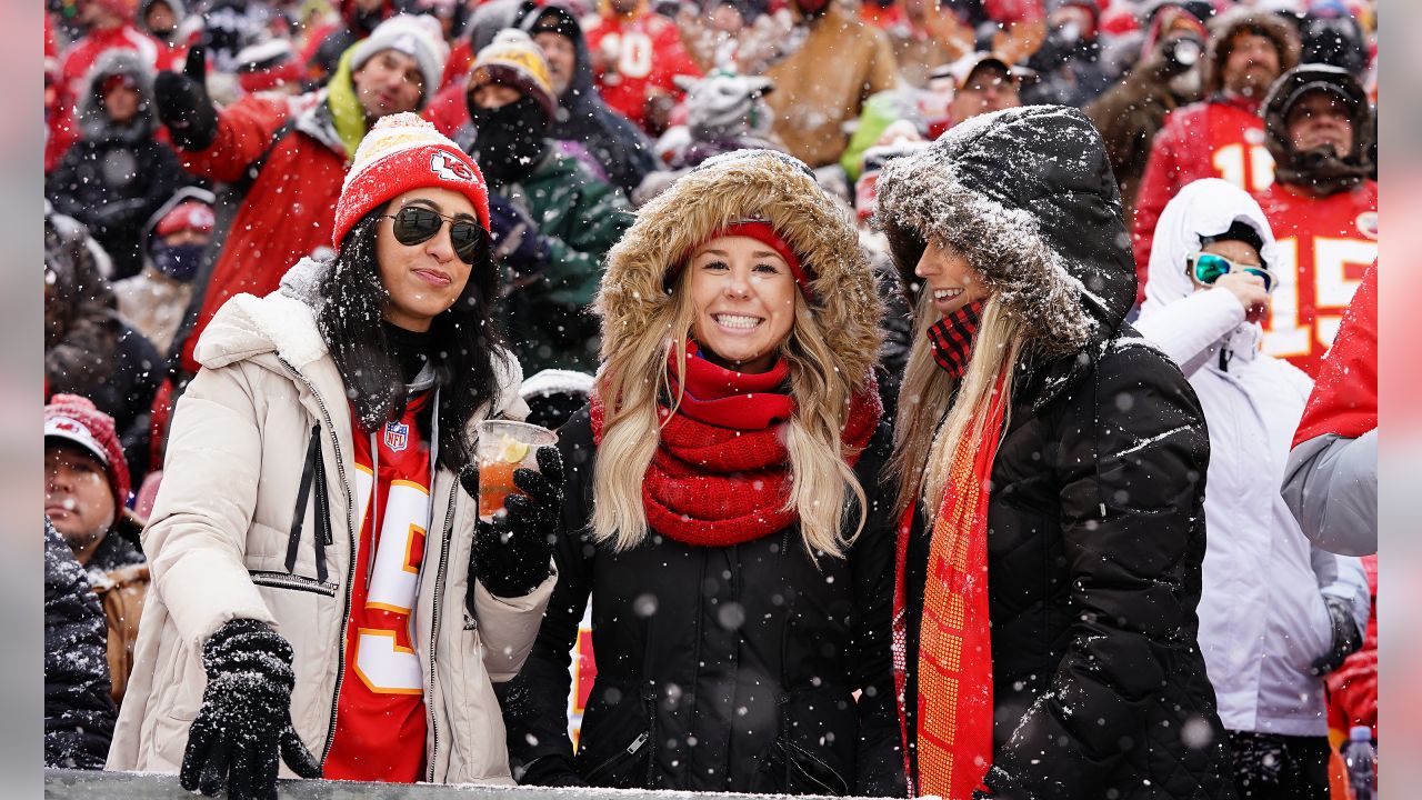 Chiefs roll to 23-3 victory over Broncos at snowy Arrowhead - The San Diego  Union-Tribune