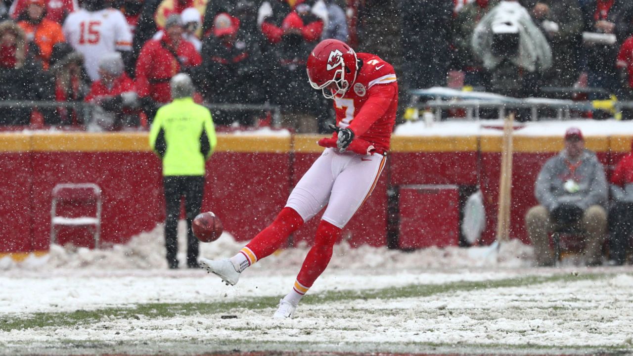 FINAL: Chiefs plow over Broncos 23-3 at snowy Arrowhead