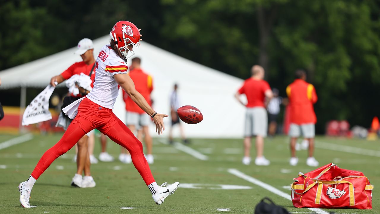 A man cools off in a misting tent during the Kansas City Chiefs NFL  football training camp Saturday, July 29, 2023, in St. Joseph, Mo. (AP  Photo/Charlie Riedel Stock Photo - Alamy