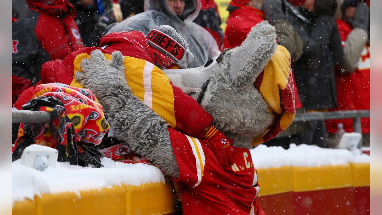 FINAL: Chiefs plow over Broncos 23-3 at snowy Arrowhead