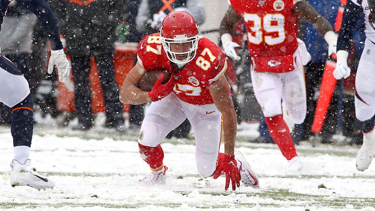 Chiefs roll to 23-3 victory over Broncos at snowy Arrowhead - The