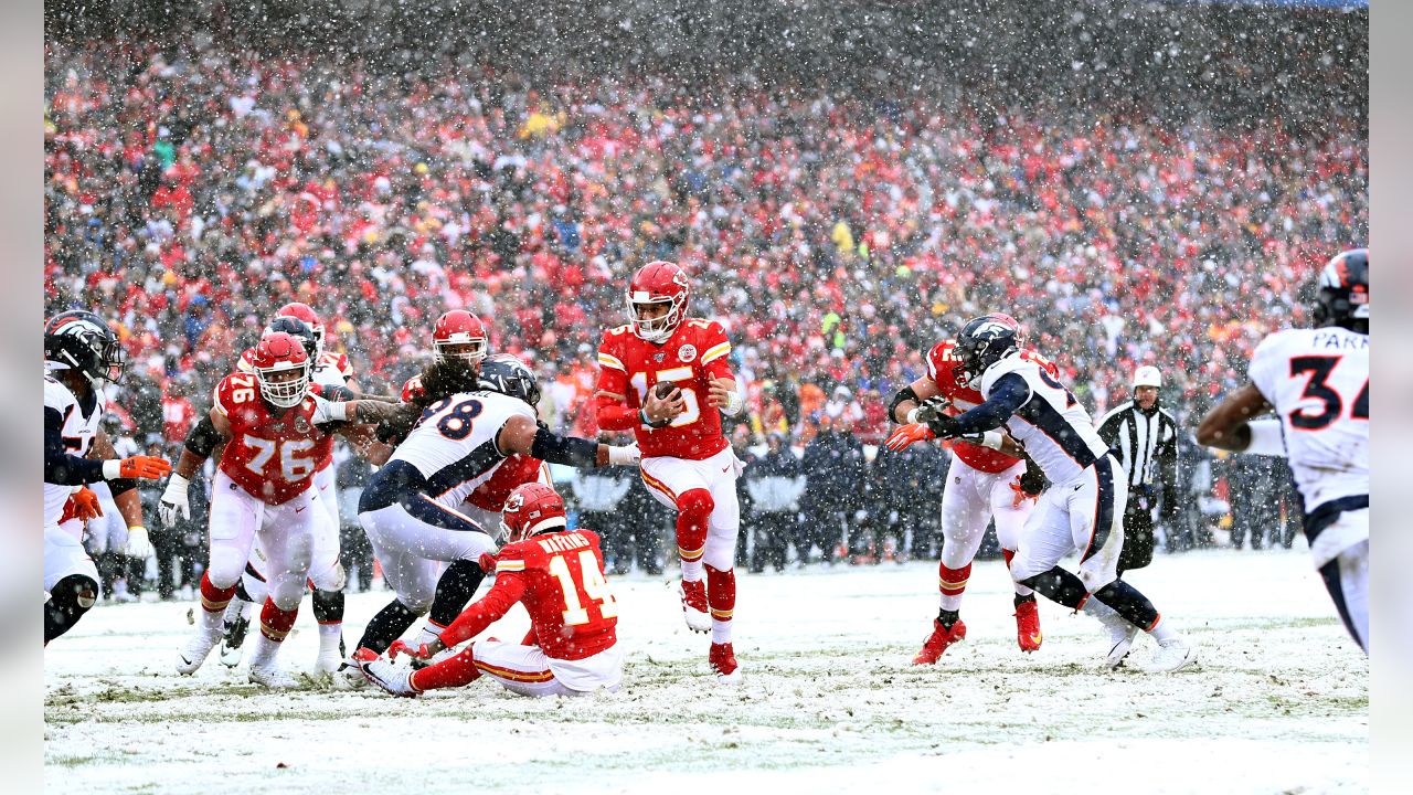 Chiefs roll to 23-3 victory over Broncos at snowy Arrowhead - The