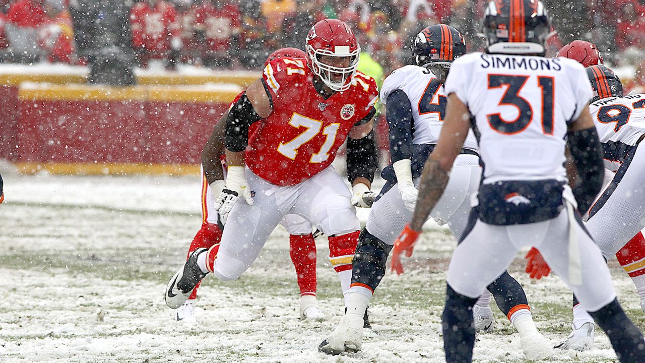 Chiefs Defeat Broncos, 23-3, in Snowy Matchup at Arrowhead