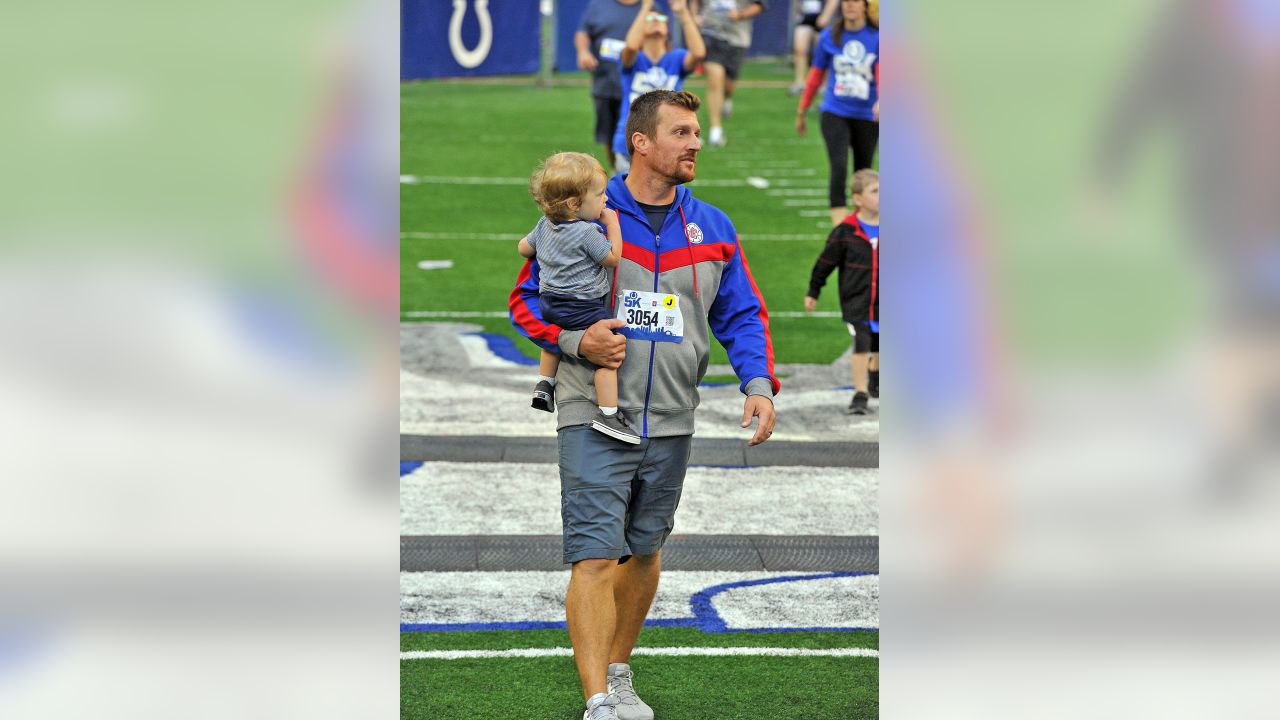 Couple gets engaged at Lucas Oil Stadium after Colts 5K race