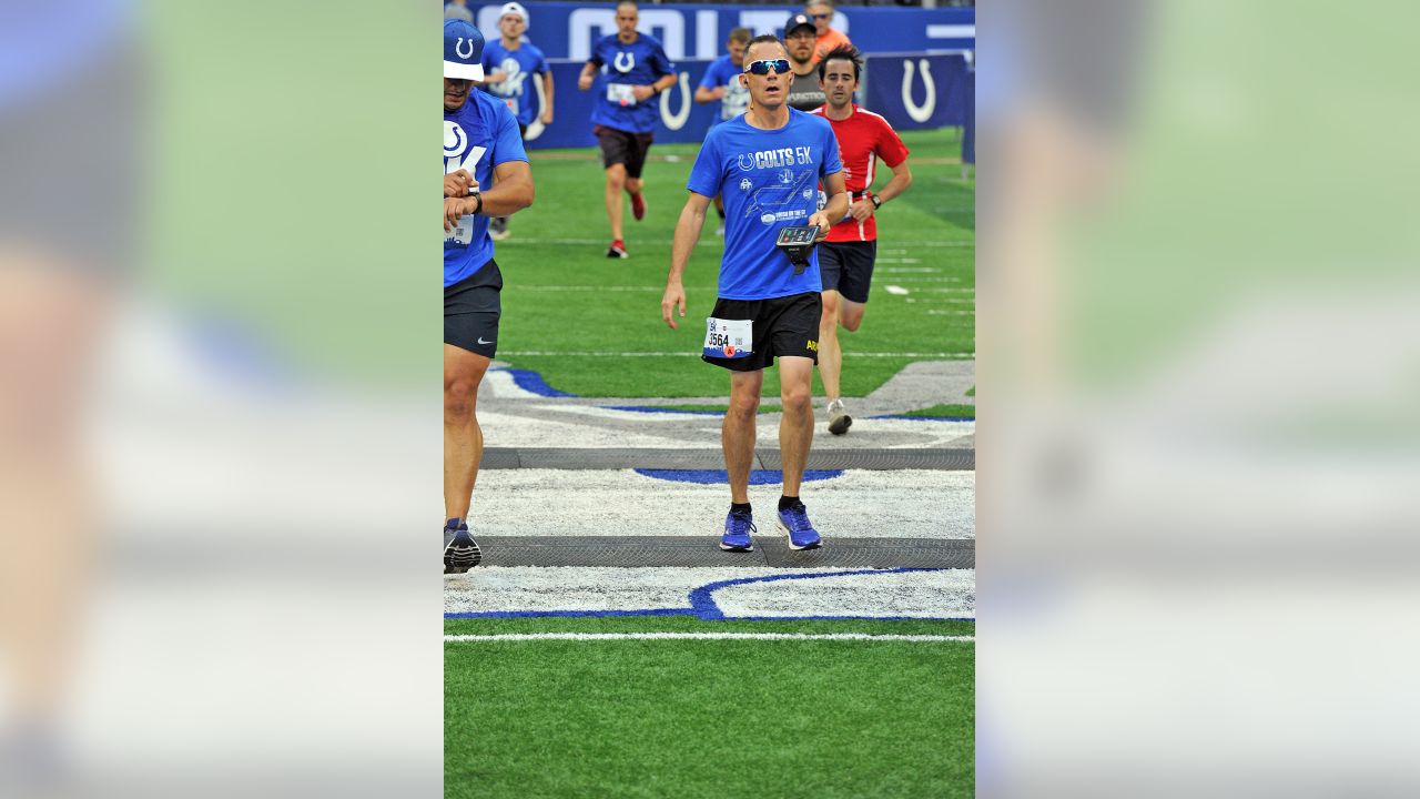 Couple gets engaged at Lucas Oil Stadium after Colts 5K race