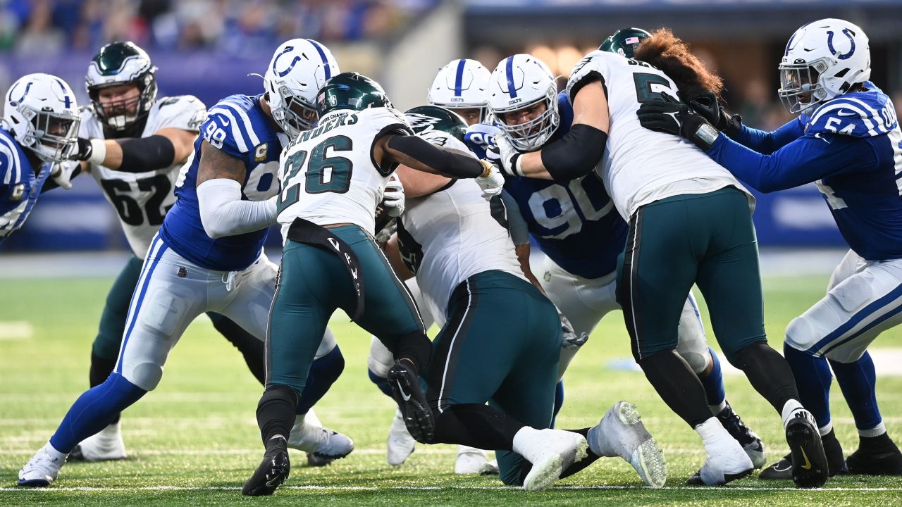 Jalen Hurts' late TD run gives Eagles 17-16 comeback win over Colts