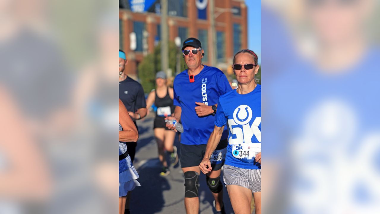 Couple gets engaged at Lucas Oil Stadium after Colts 5K race