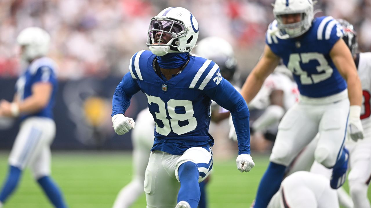 Indianapolis Colts running back Zack Moss (21) takes the handoff from  quarterback Gardner Minshew (10) during