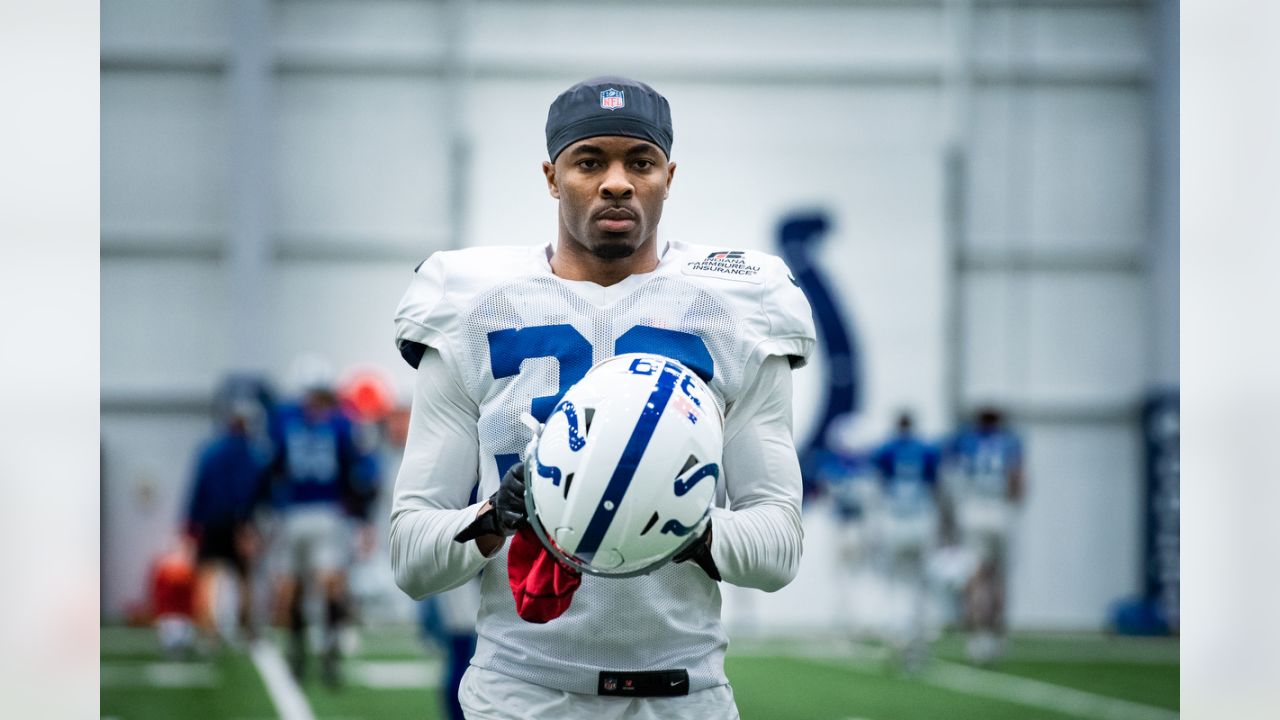 INDIANAPOLIS, IN - OCTOBER 30: Indianapolis Colts quarterback Sam Ehlinger  (4) warms up prior to an NFL game between the Washington Commanders and the  Indianapolis Colts on October 30, 2022 at Lucas