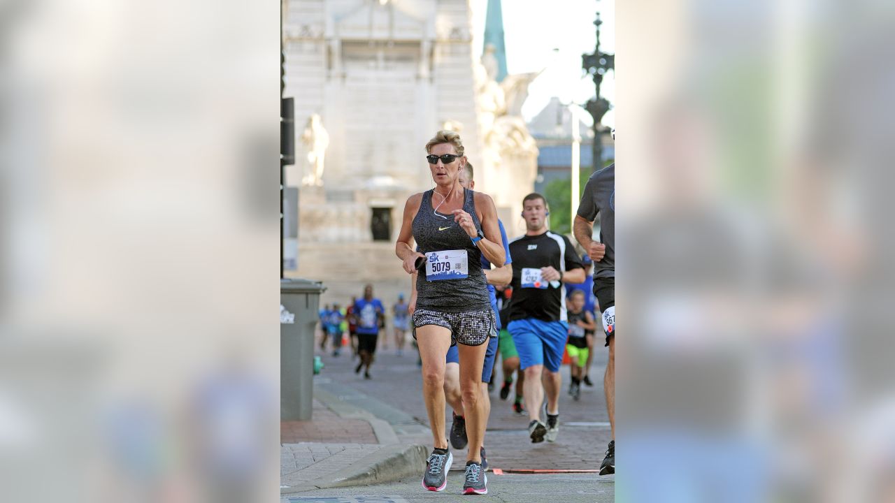 Couple gets engaged at Lucas Oil Stadium after Colts 5K race