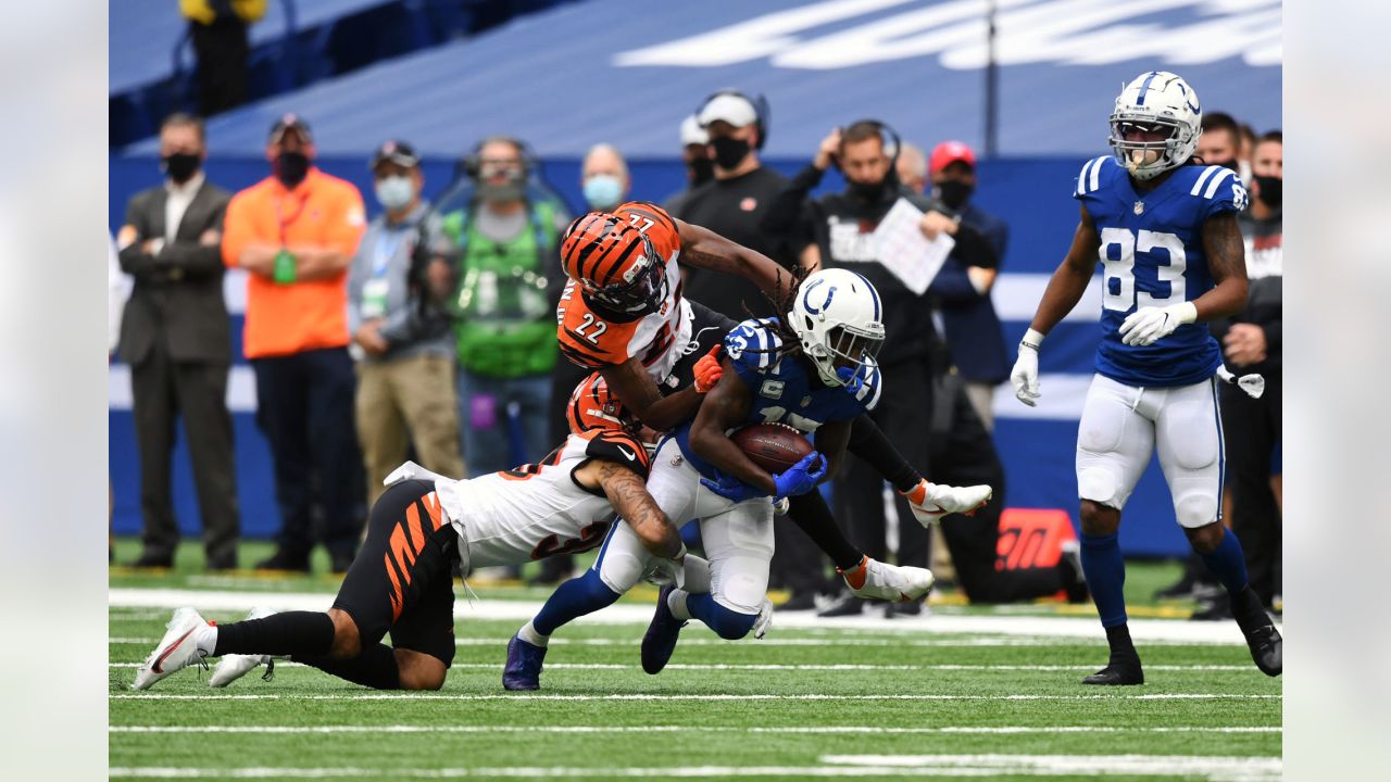 Manning, Palmer sit out Bengals' 14-6 win over Colts