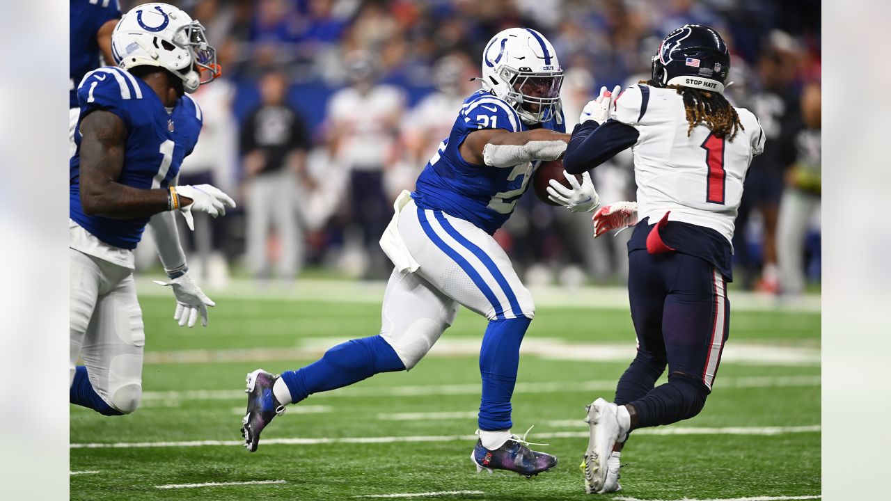 Indianapolis Colts running back Zack Moss (21) makes a catch before an NFL  football game against the Philadelphia Eagles in Indianapolis, Sunday, Nov.  20, 2022. (AP Photo/Darron Cummings Stock Photo - Alamy