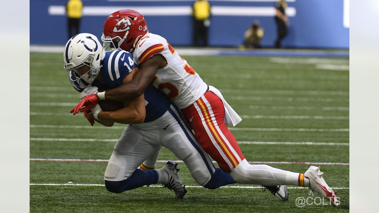 Indianapolis, Indiana, USA. 25th Sep, 2022. Kansas City Chiefs quarterback  Patrick Mahomes (15) passes the ball during NFL football game action  between the Kansas City Chiefs and the Indianapolis Colts at Lucas