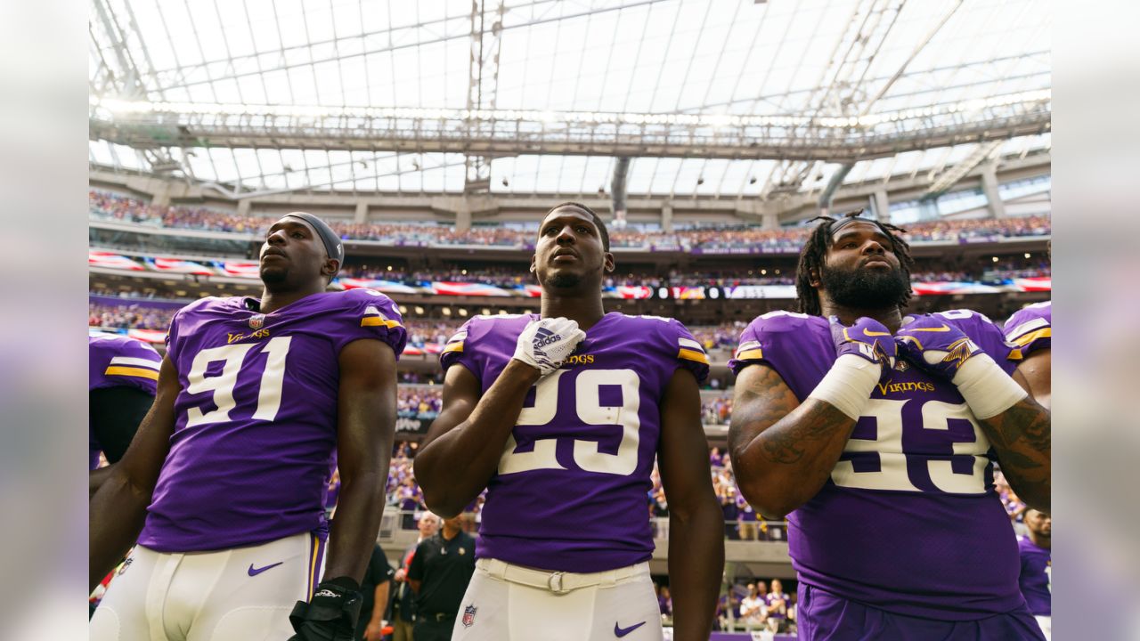 Minnesota Vikings defensive end Stephen Weatherly (91) attempts a