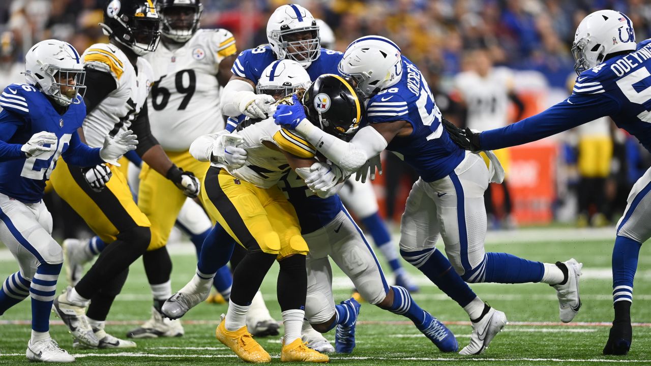 Indianapolis Colts tight end Jelani Woods (80) celebrates after a catch  during an NFL football game against the Pittsburgh Steelers, Monday, Nov.  28, 2022, in Indianapolis. (AP Photo/Zach Bolinger Stock Photo - Alamy