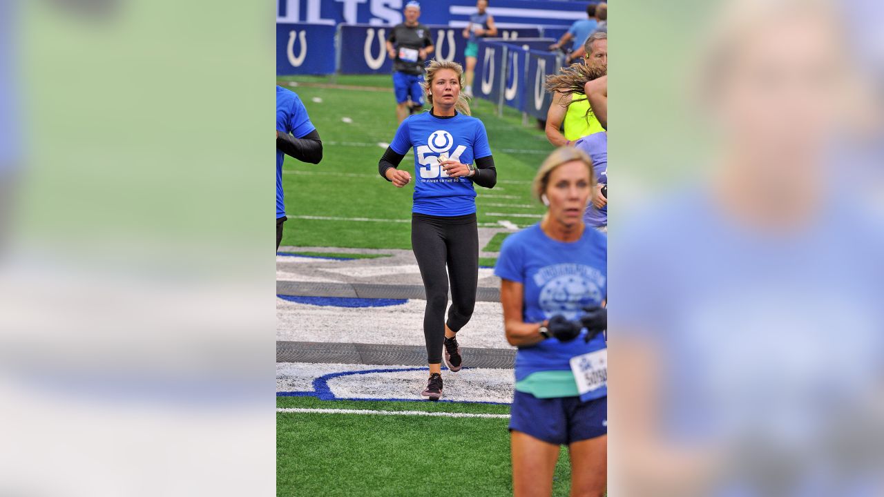 Couple gets engaged at Lucas Oil Stadium after Colts 5K race