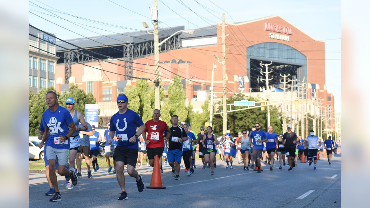 Couple gets engaged at Lucas Oil Stadium after Colts 5K race